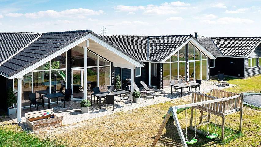 Ferieudlejning for 19 personer, med pool og terrasse såvel som jacuzzi og sauna i Klegod