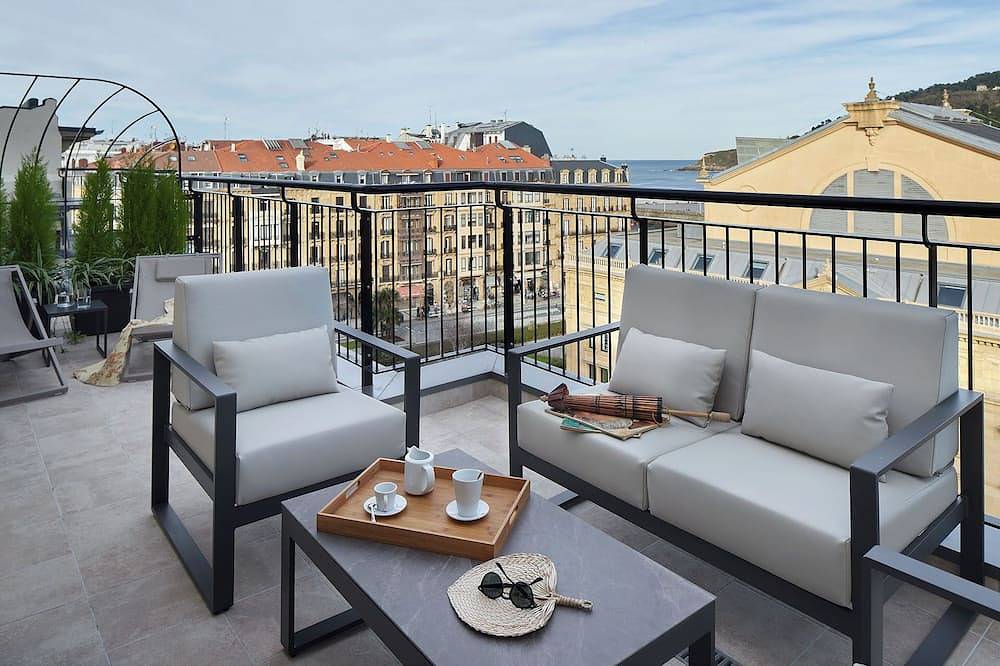Entire apartment, Eki Terrace by Feelfree Rentals in Playa de la Concha, San Sebastian