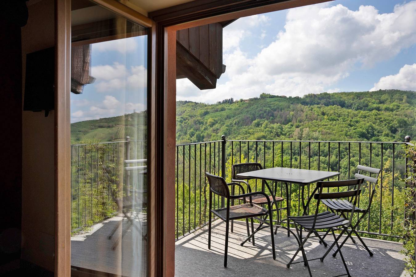 Ganze Wohnung, Ferienhaus 'La Corte di Langa Alloggio Topazio' mit Gemeinschaftspool und Wlan in Cerreto Langhe, Langhe