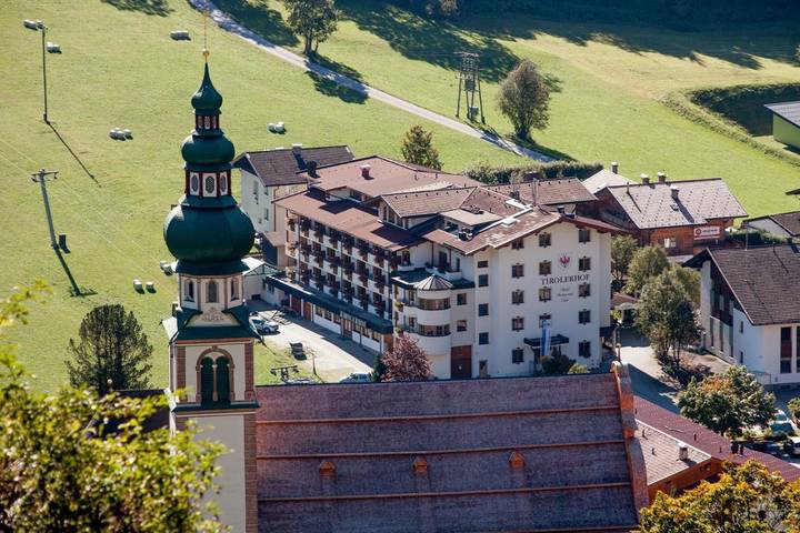Hotel, mit Balkon und Terrasse sowie Garten und Pool