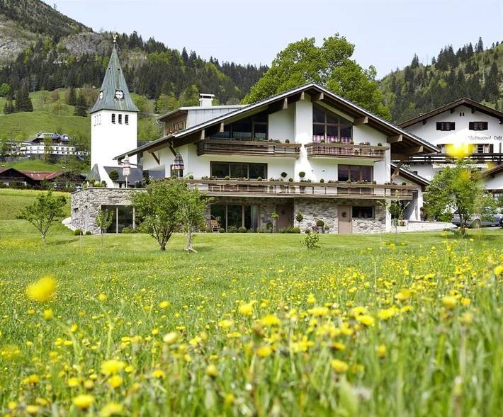 Ferienwohnung für 4 Personen, mit Balkon und Whirlpool sowie Garten und Pool in Bad Oberdorf
