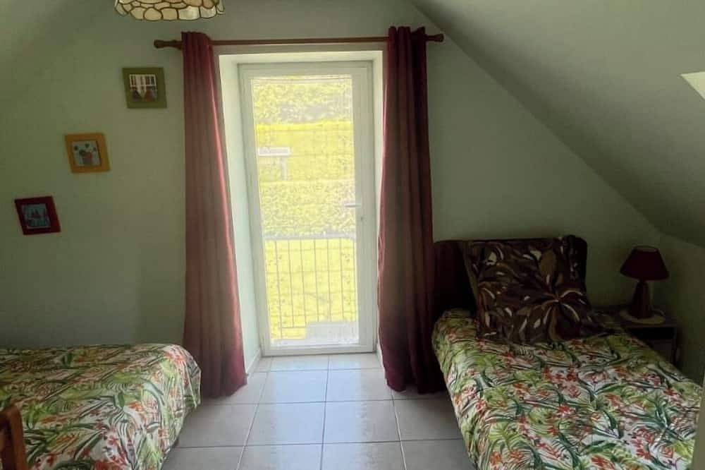 Breton house with large flower garden, 3 bedrooms and 2 sd2, 7kms from beaches. in Pleuven, Côte de Cornouaille