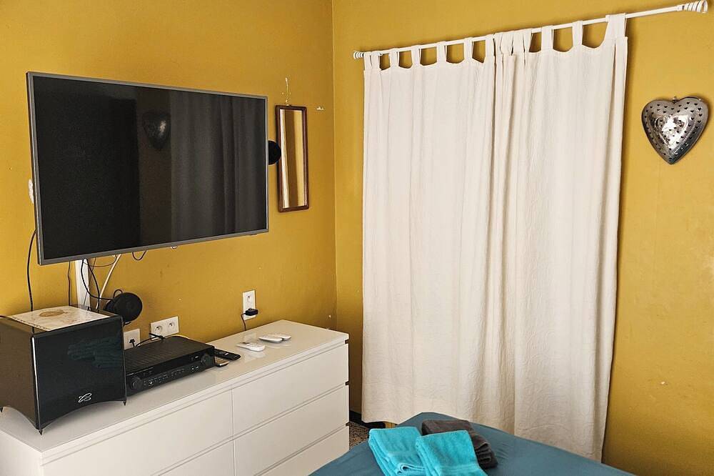 Serge Le Belge chambre 3 Vip - terrasse - jacuzzi in Lézignan-Corbières, Région de Narbonne