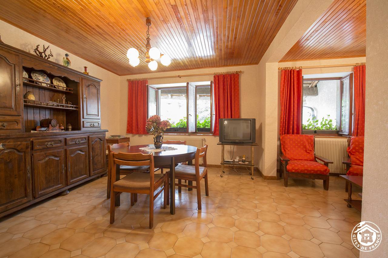 140qm Gite mit Parkplatz, Garten & Fluss in der Nähe in Bolozon, Nantua