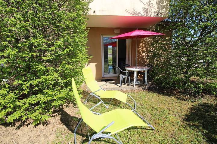 Location de vacances pour 3 personnes, avec jardin ainsi que terrasse et piscine à Prayssac