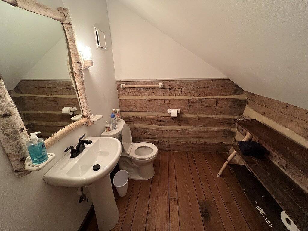 Wooden Head Cabin Early1800's Log Cabin with a View and Modern Amenities in Iowa