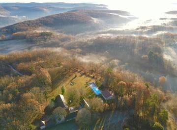 Gîte pour 4 personnes, avec terrasse et jacuzzi ainsi que jardin et piscine, animaux acceptés en Dordogne