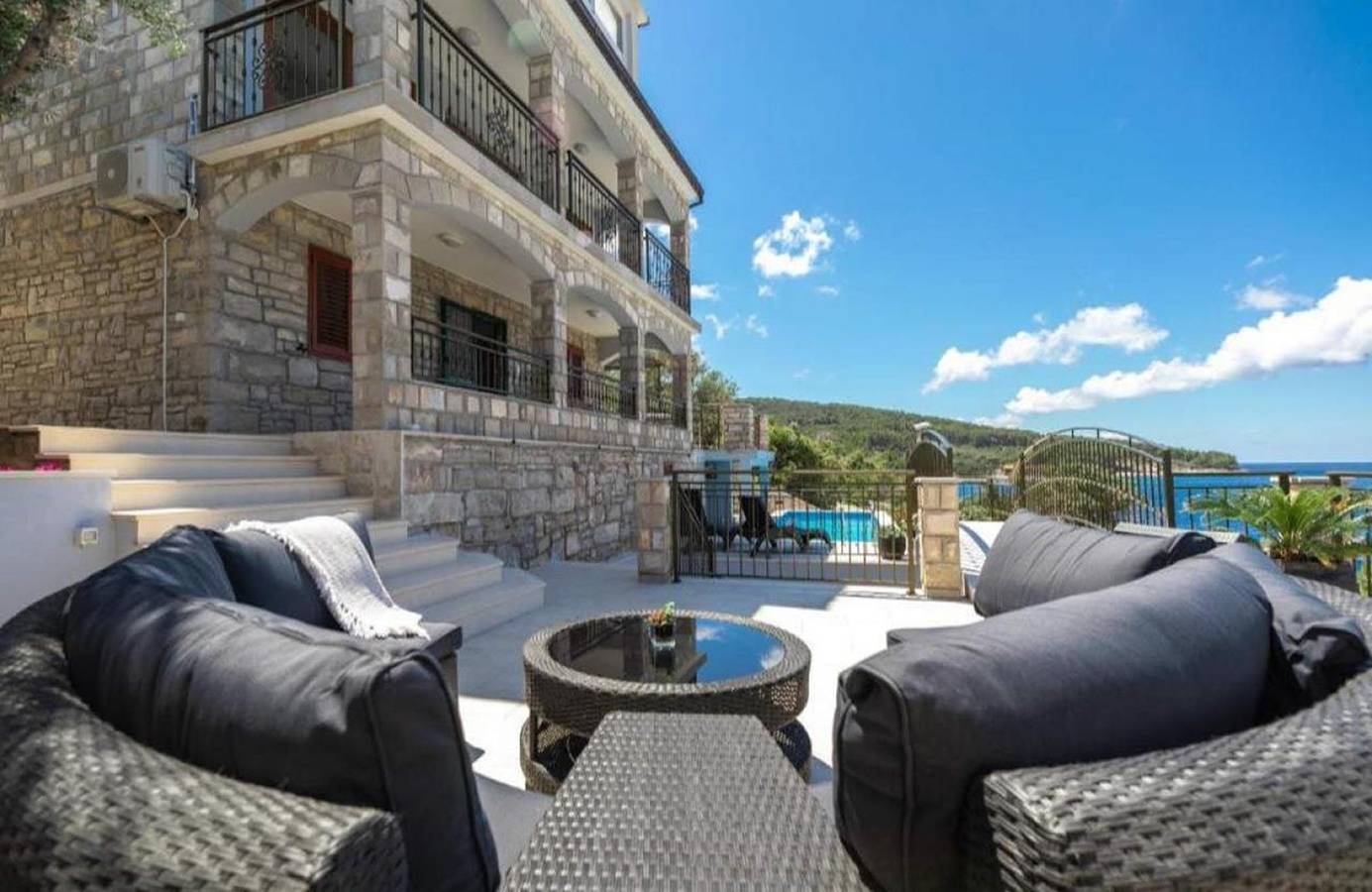 Ferienhaus Dona Maria mit beheiztem Pool und in erster Reihe zum Meer in Blato, Korcula