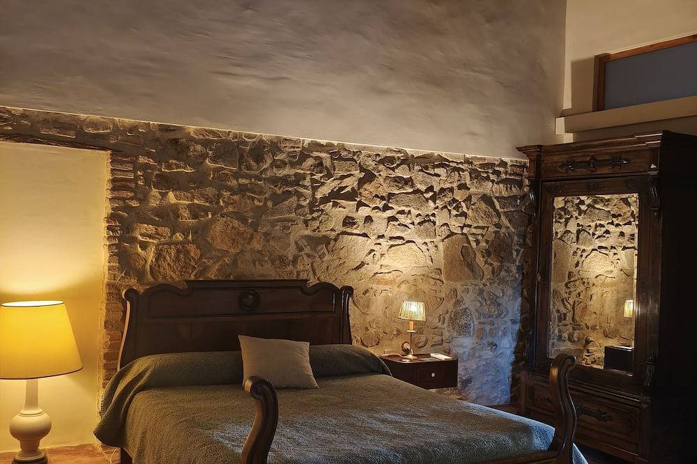 13th-Century Restored Masia with 5 Rooms – Nature Retreat in La Garriga in La Garriga, Interior de Barcelona