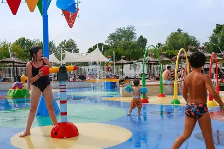 ZEcamping 3* animé piscine chauffée mobil-home TV BBQ 24m2 2 pers in Argentonnay, Deux-Sèvres