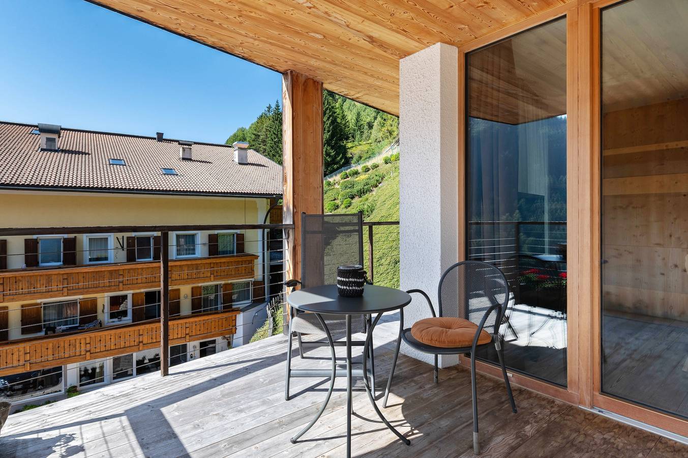 Entire apartment, Vista Dolomites apartment 'Energy' with Mountain View, Private Garden and Wi-Fi in Santa Cristina Gherdëina, Dolomiti Superski