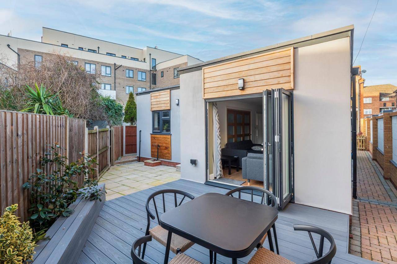 Ganze Wohnung, Stylish 2 Bed Bungalow in East Ham, Close to Excel in Newham, London