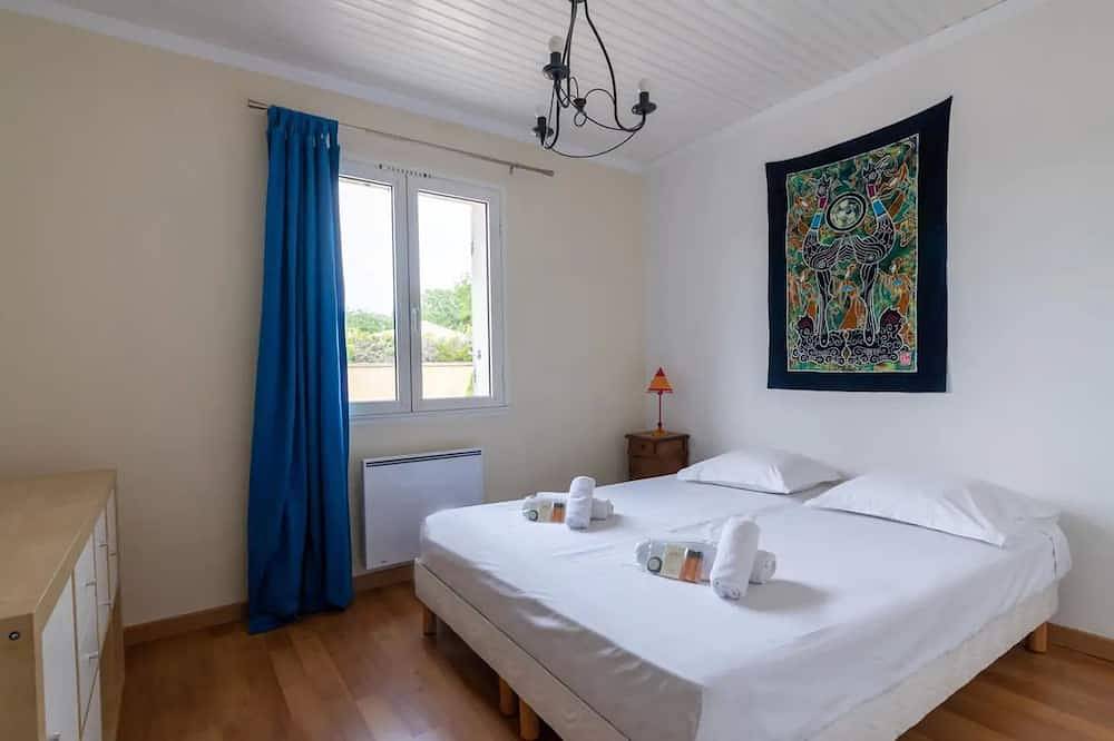 Provencal house with swimming pool in the heart of the Comtat Venaissin Velleron in Velleron, Vaucluse