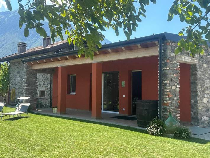 Location de vacances pour 6 personnes, avec terrasse et jardin, animaux acceptés à Dubino - 4