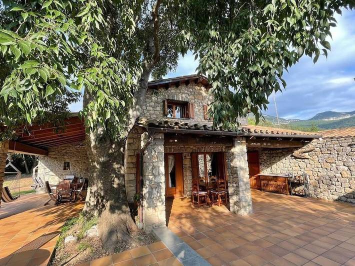 Casa rural para 4 personas, con Jacuzzi y Terraza además de Jardín y Piscina en Pirineo Catalan