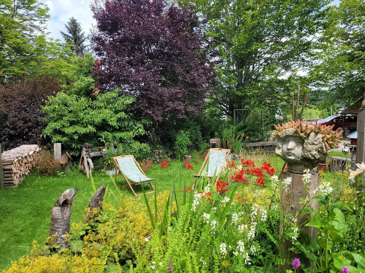 Ganzes Studio, Ferienwohnung Blick in den Garten mit Terrasse an der Wutachschlucht und Südschwarzwaldradweg in Bonndorf im Schwarzwald, Südschwarzwald