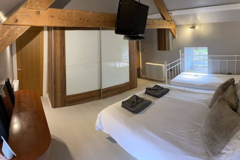 5* Barn Conversion c/w hot tub, sauna, games room, 1/4 acre enclosed games in Northumberland