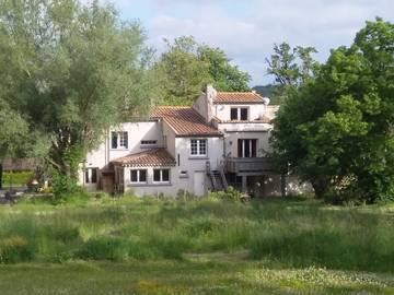 Chambre d’hôte pour 2 personnes, avec jacuzzi ainsi que jardin et piscine dans 