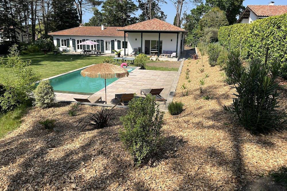 On an exceptional plot of land, recently built house ideally located in Arcangues, Region de Bayona