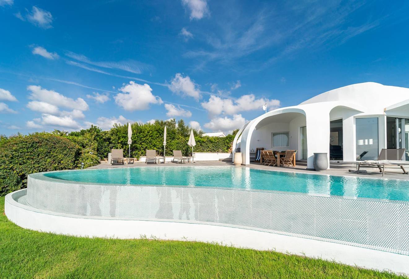Villa Gaudina - Villa de lujo cerca del mar con piscina y Wifi gratuito in Son Ganxo, Sant Lluís