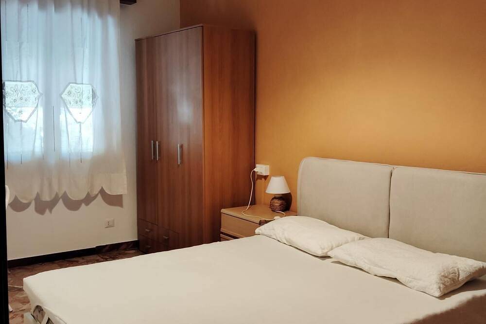 Apartamento entero, Spacious one-bedroom apartment with balcony steps from the harbor and beaches in Porto Garibaldi, Provincia de Ferrara