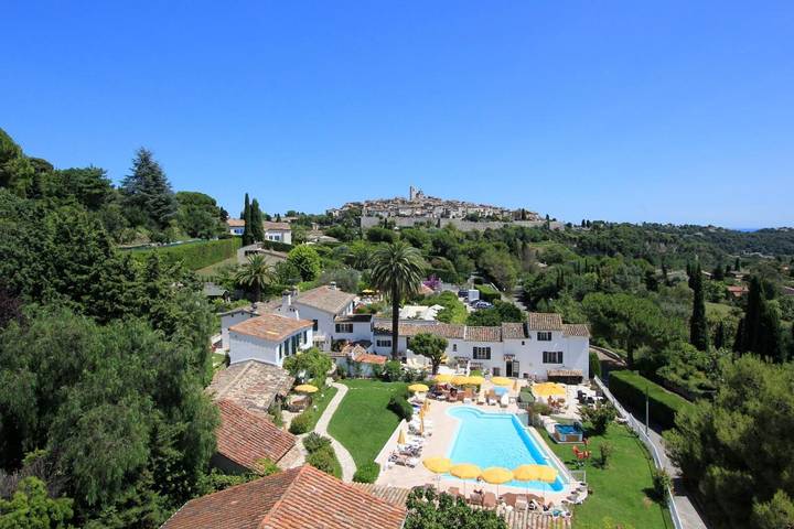 Hôtel pour 3 personnes, avec jacuzzi et jardin ainsi que piscine et sauna