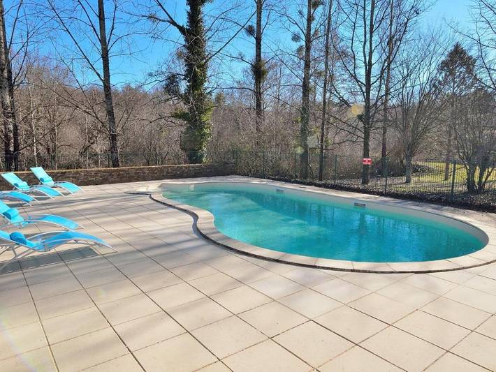 Gîte pour 6 personnes, avec terrasse ainsi que jardin et piscine à Cussac