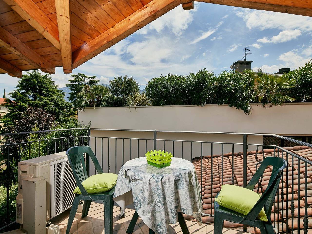 Hel lejlighed, Schönes Dachgeschosszimmer mit großem Balkon in Riva del Garda, Garda-Fjellene