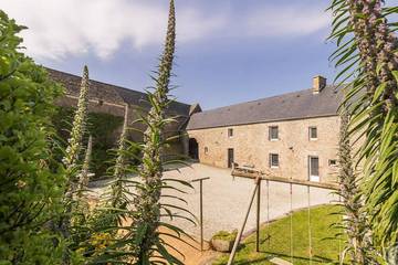 Gîte pour 10 personnes, avec jardin et terrasse à Saint-Germain-des-Vaux