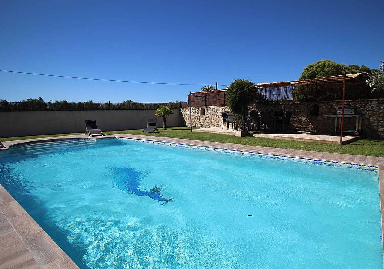 Près de Nîmes, grande villa climatisée, belle piscine, animaux admis (1). in Garons, Région de Nîmes