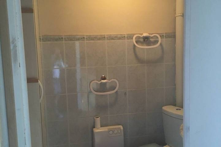 Fully renovated house (2003) with fenced et shaded courtyard 1km from stores in Chavaniac-Lafayette, Livradois-Forez Regional Nature Park