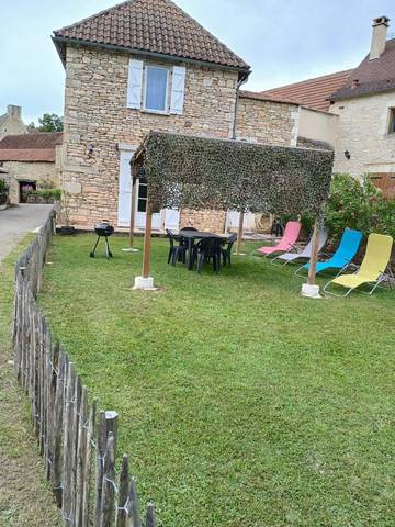 Gîte pour 4 personnes, avec jardin, adapté aux familles à Lavercantière
