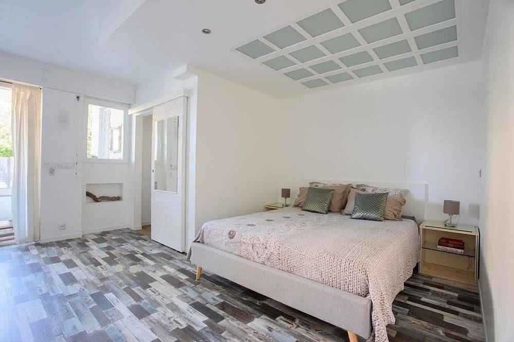 Apartamento entero, Gran estudio nuevo frente al puerto y playa con parking privado. in Golfe-Juan, Vallauris