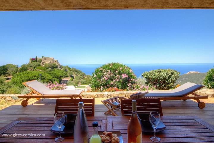 Gîte pour 2 personnes, avec Terrasse ainsi que Jardin et Vue à Corbara