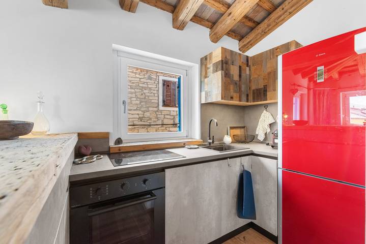 Ganze Wohnung, Neu renoviertes Rustikal-Apartment im Herzen des Stadtzentrums von Novigrad, nur wenige Schritte vom Strand entfernt in Novigrad, Umag und Umgebung