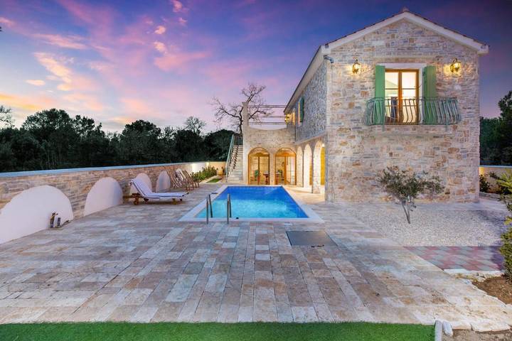 Villa pour 5 personnes, avec jardin ainsi que piscine et jacuzzi, animaux acceptés à Biograd na Moru - 3