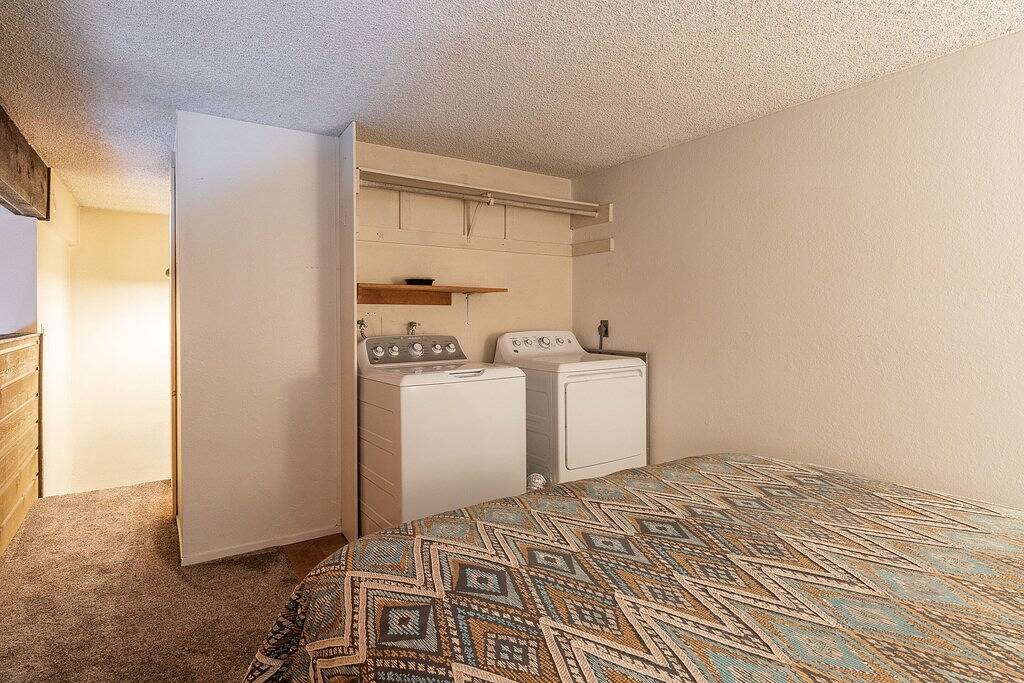 Ganze Wohnung, New Listing Updated 1 Bed and Loft 2 Full Bath La Residence Iv N7 Sleeps 4 and Steps to Free Shuttle in Mammoth Lakes, Mammoth Mountain