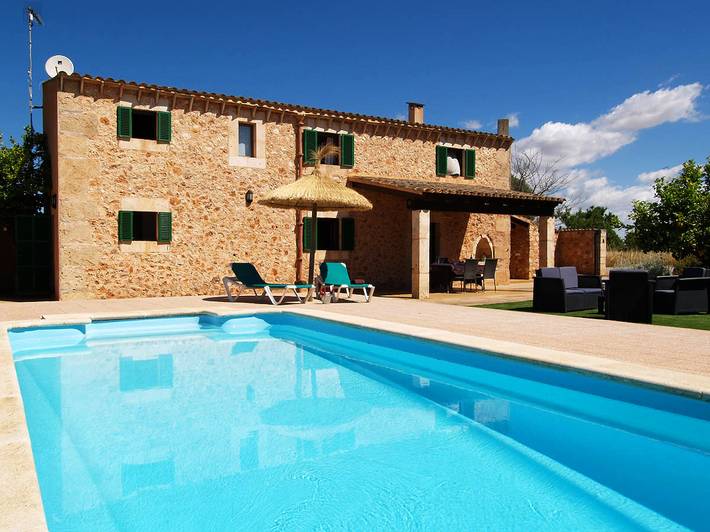 Villa pour 4 personnes, avec piscine ainsi que terrasse et jardin dans Campos