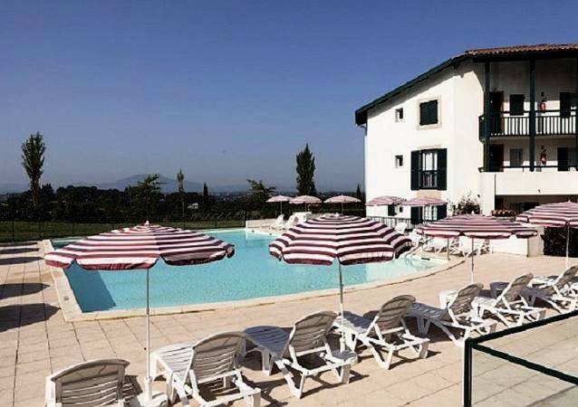 Gîte pour 6 personnes, avec vue ainsi que jardin et piscine, adapté aux familles à Arcangues - 3