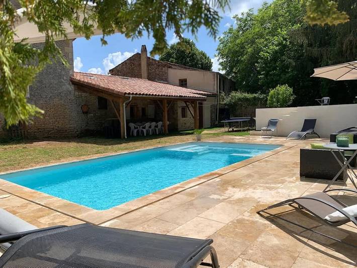 Location de vacances pour 10 personnes, avec jardin ainsi que terrasse et piscine, animaux acceptés à Saint-Martin-le-Redon