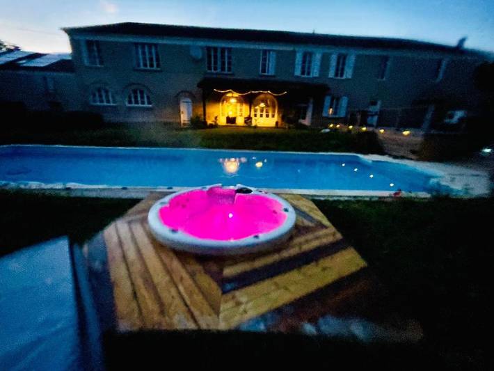 Gîte pour 8 personnes, avec Jacuzzi et Terrasse ainsi que Jardin et Piscine à Saint-Michel (Gers)