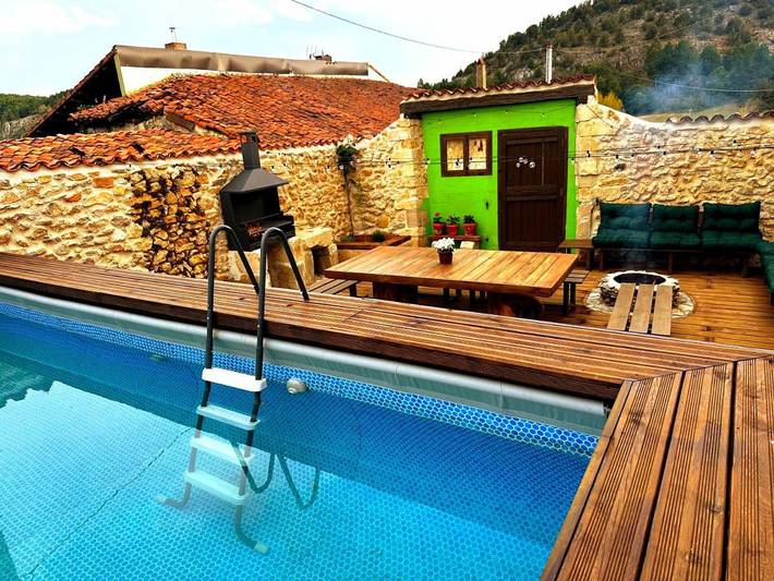Casa rural para 14 personas, con vistas y piscina además de vistas al lago y jardín en Pinares (Soria)