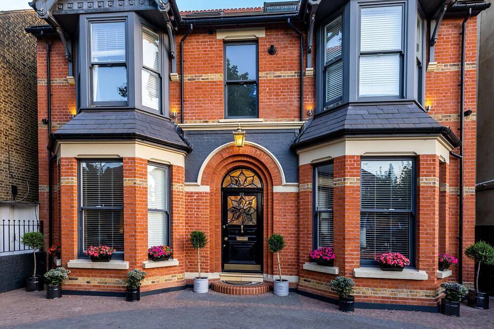 Holiday Rental for 10 People in Ealing, London