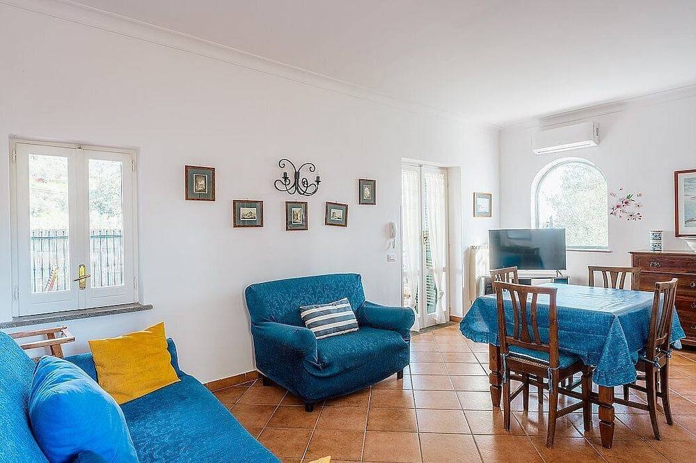 Villa Pindaro: A bright and sunny three-story villa which faces the sun and the sea, with Free Wi-Fi. in Nerano, Provinsen Napoli