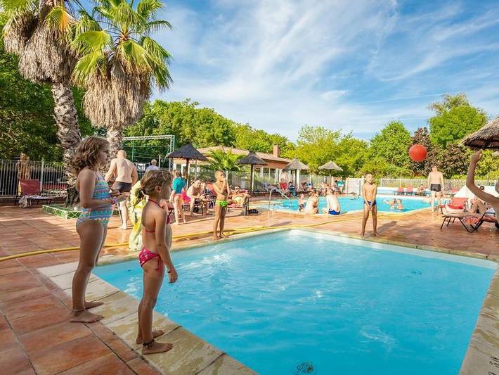 Camping pour 4 personnes, avec Jacuzzi et Bassin pour enfant