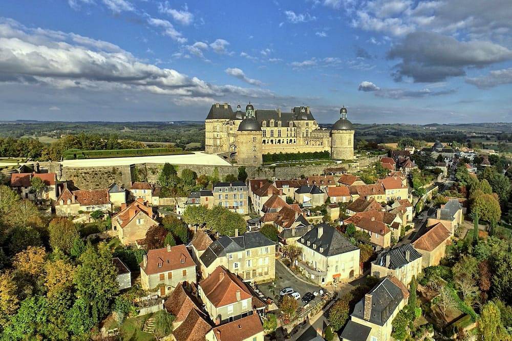 Appartement entier, Appartement dans un immeuble 18è siècle au cœur du village de Hautefort. in Hautefort, Périgord Noir