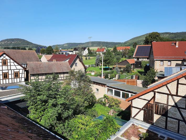 Ganze Wohnung, Ferienwohnung mit großer Terrasse und Blick ins Grüne in Gumperda, Saaleland
