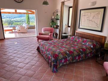 Chambre d’hôte pour 2 personnes, avec vue ainsi que terrasse et piscine à Céreste