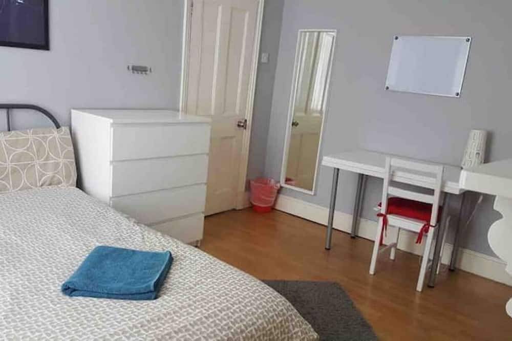 Front Double Bedroom Near Infirmary in Leicester, Heart of England