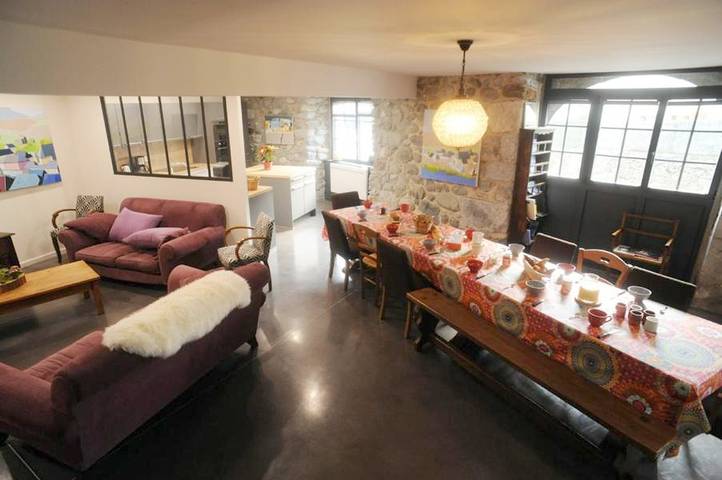 Location de vacances pour 22 personnes, avec vue et jardin à Bielle (Pyrénées-Atlantiques)